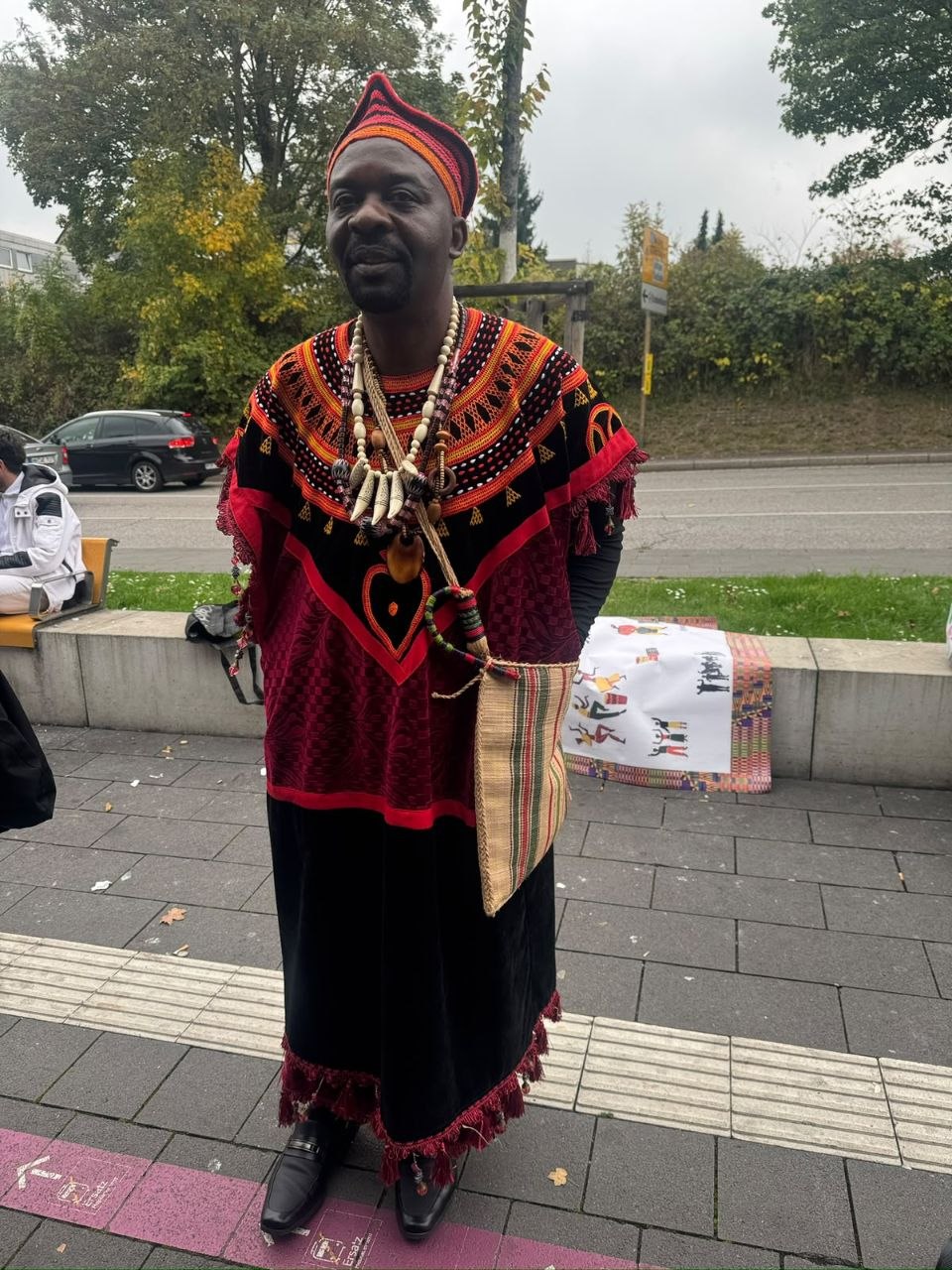 Red ceremonial robe and cap — North West Elites e.V.